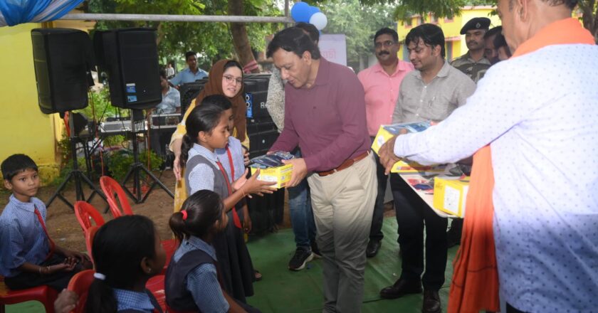 एनटीपीसी लारा ने सीएसआर पहल के तहत विद्यार्थियों को जूते वितरित किए