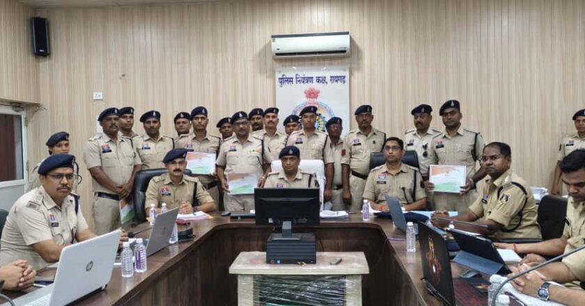 पुलिस अधीक्षक ने की अपराध समीक्षा बैठक, उत्कृष्ट कार्य करने वाले पुलिसकर्मी हुए सम्मानित