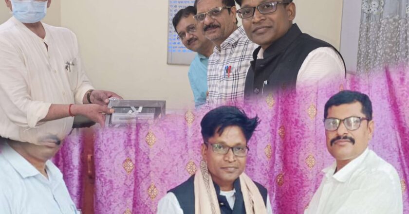 राज्यपाल से सम्मानित शिक्षक को जिला शिक्षा अधिकारी एवं विकासखंड शिक्षा अधिकारी ने शाल, श्रीफल देकर किया सम्मानित
