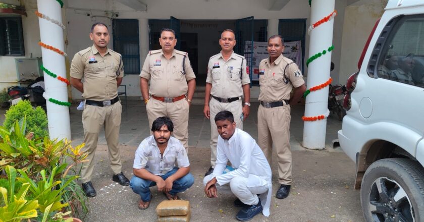 स्कूटी पर गांजा तस्करी करते दो युवक गिरफ्तार, 4 किलो गांजा और वाहन जब्त