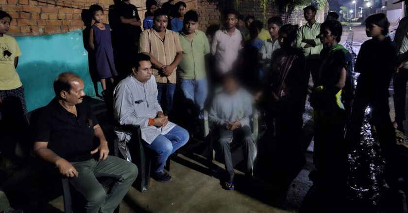 बेटी शिवानी को ढांढस बंधाने उमेश पटेल पहुंचे ठुसेकेला, संवेदना व्यक्त कर मृतकों को अर्पित की श्रद्धांजलि