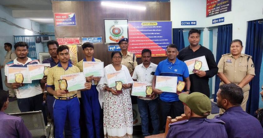 कोतरारोड़ थाना में सरपंच, पार्षद और कोटवारों की बैठक, समाजसेवियों व प्रतिभाओं का हुआ सम्मान