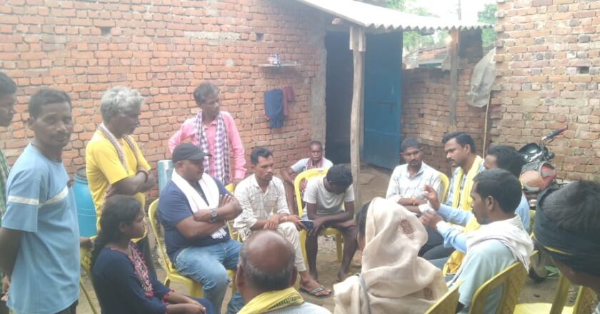 ठुसेकेला नरसंहार : शिवानी उरांव से मिले सर्व आदिवासी समाज के पदाधिकारी, न्याय व आर्थिक सहायता की मांग