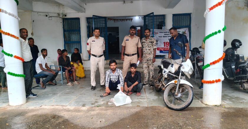 पुसौर पुलिस की शराब रेड कार्रवाई, शराब परिवहन कर रहे दो युवकों से 10 लीटर महुआ शराब और मोटरसाइकिल जप्त