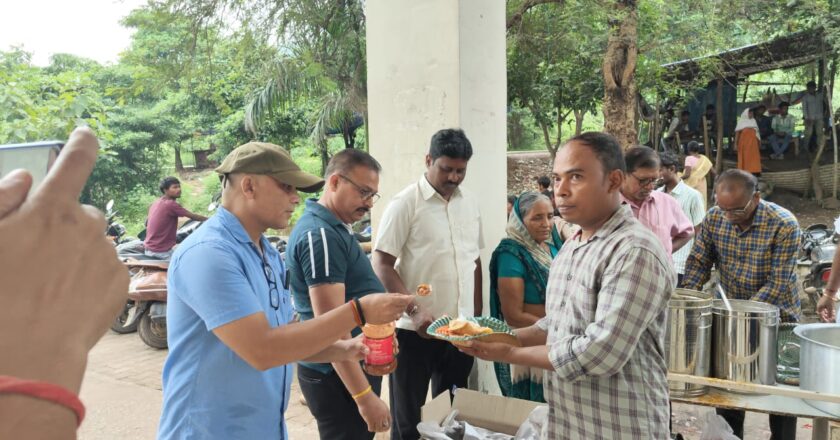 स्वर्गीय अंबिका पांडेय की पुण्यतिथि पर एमसीएच अस्पताल में भोजन वितरण