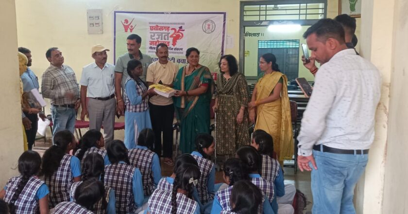 बेटी बचाओ-बेटी पढ़ाओ योजना के तहत जरूरतमंद बालिकाओं को वितरित की गई स्टेशनरी