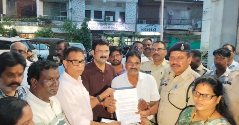 रायगढ़ कांग्रेस के कार्यकर्ता पहुंचे थाना, भाजपा नेताओं पर कार्यवाही की मांग