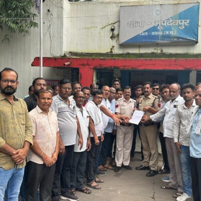 भूपदेवपुर थाना पहुंचे कांग्रेस कार्यकर्ता, उमेश पटेल की छवि धूमिल करने वाले भाजपा नेताओं और सोशल मीडिया यूजर्स पर एफआईआर दर्ज करने की मांग