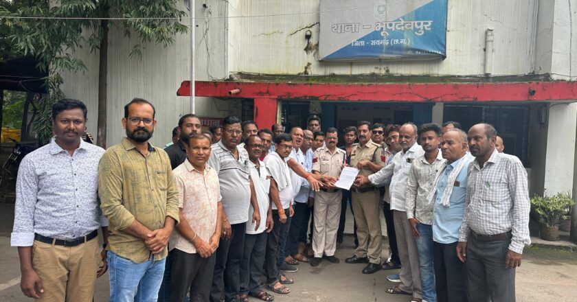 भूपदेवपुर थाना पहुंचे कांग्रेस कार्यकर्ता, उमेश पटेल की छवि धूमिल करने वाले भाजपा नेताओं और सोशल मीडिया यूजर्स पर एफआईआर दर्ज करने की मांग