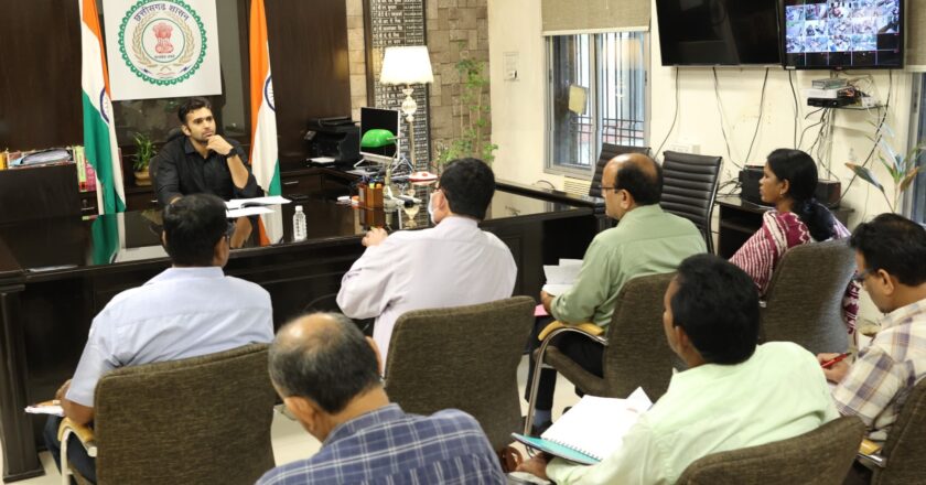 विद्यालयों में शत-प्रतिशत उपस्थिति सुनिश्चित करें, गुणवत्तापूर्ण शिक्षा पर दें जोर-कलेक्टर