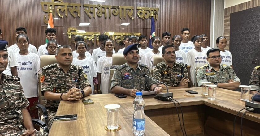 एनकाउंटर में मारे जाने का डर, छत्तीसगढ़ में 20 नक्सलियों का सरेंडर, 33 लाख के इनामी ने भी रख दिए हथियार