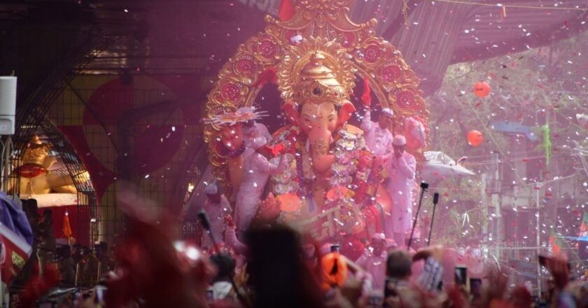 छत्तीसगढ़ में गणेश विसर्जन भीड़ में घुसी बेकाबू कार; बच्चे की मौत, कई घायल