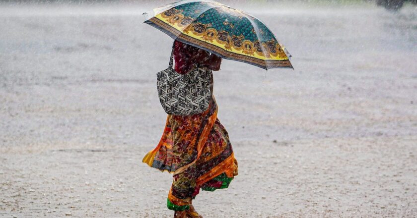 छत्तीसगढ़ में मॉनसून की विदाई से पहले जमकर बरस रहे बादल, 28 जिलों के लिए ऑरेंज-येलो अलर्ट जारी