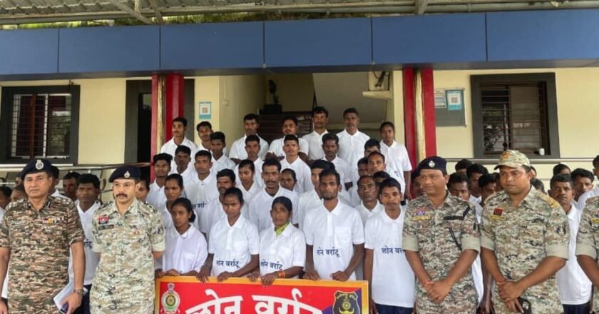 मुठभेड़ का डर या; दंतेवाड़ा में 71 नक्सलियों का सरेंडर, 30 पर था कुल 64 लाख का इनाम