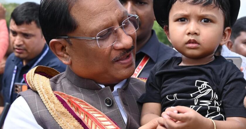 सरल और सहज मुख्यमंत्री श्री विष्णु देव साय का दिखा अपनत्व, नन्हे इवान को गोद में लेकर किया दुलार
