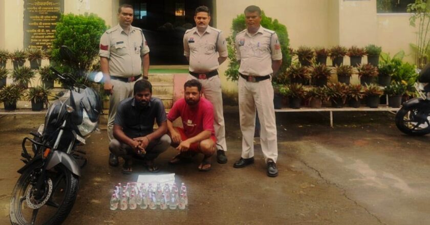 मोटरसायकल से अवैध शराब तस्करी करते दो आरोपियों को चक्रधरनगर पुलिस ने किया गिरफ्तार, मोटर सायकल और शराब जप्त