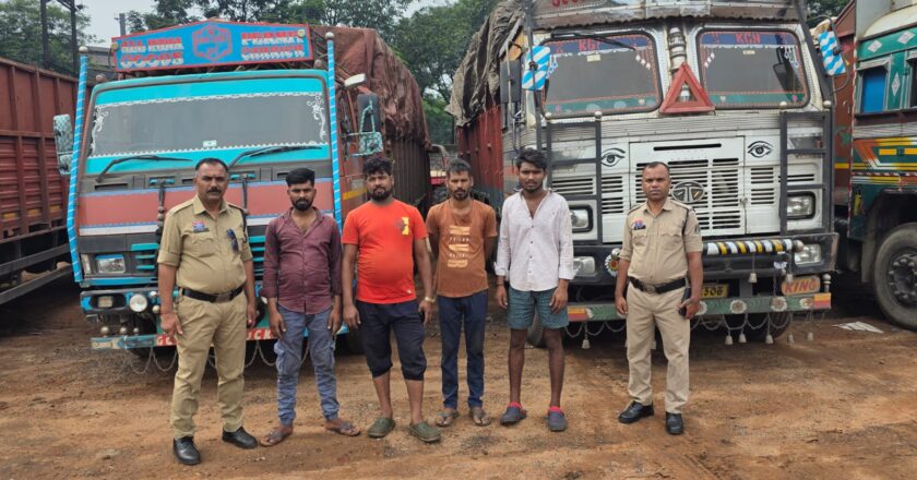 दो ट्रक और दो माजदा से 49 टन कबाड़ जप्त, करीब 14 लाख का माल जब्त करने में पूंजीपथरा पुलिस को मिली सफलता