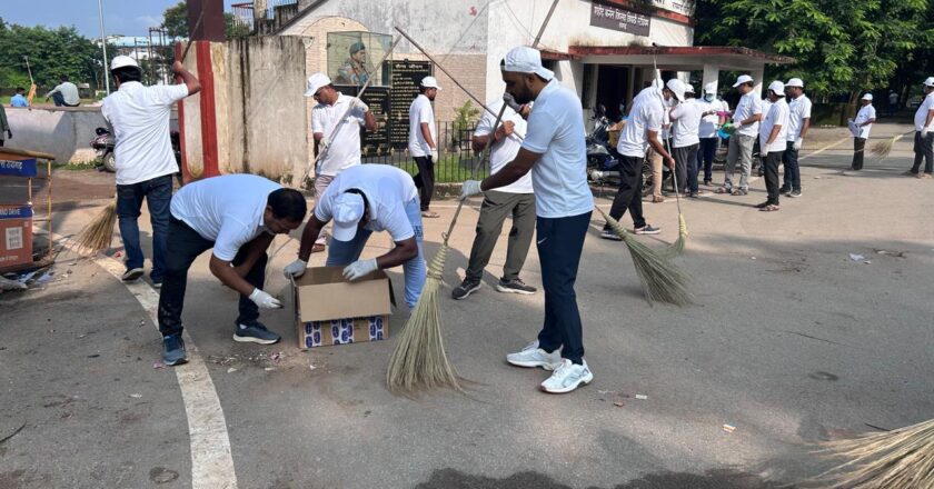 स्वच्छता ही सेवा अभियान: एसबीआई के अधिकारियों ने शहीद कर्नल विप्लव त्रिपाठी स्टेडियम एवं आसपास की सड़कों पर चलाया सफाई अभियान