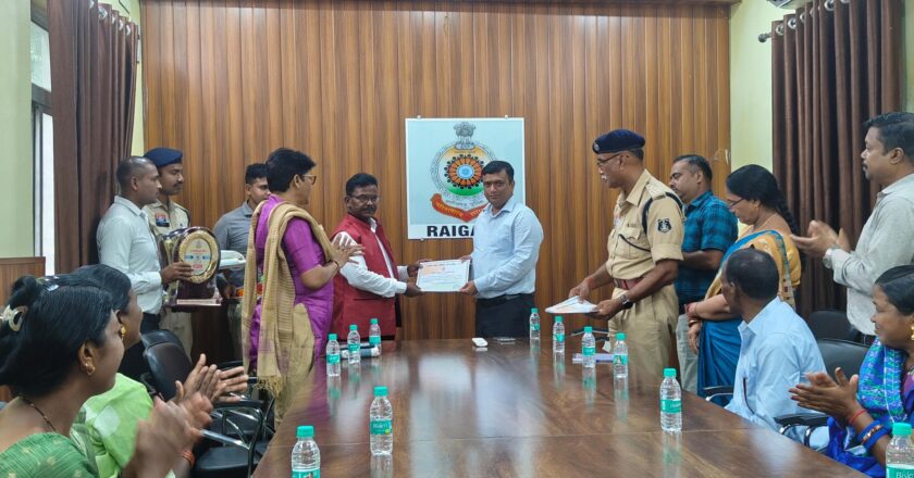 जिला पुलिस के दो पुलिसकर्मी हुए सेवानिवृत्त, पुलिस अधीक्षक ने सेवानिवृत्तों को किया सम्मानित