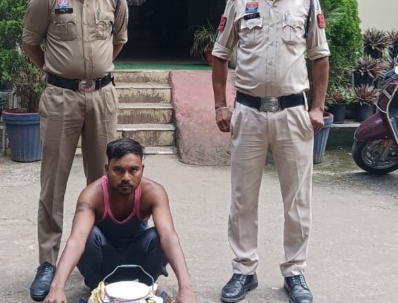 चक्रधरनगर पुलिस की ग्राम सराईपाली में शराब रेड कार्यवाही, 16 लीटर अवैध महुआ शराब के साथ आरोपी गिरफ्तार