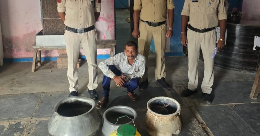 गढ़उमरिया उरांवपारा में जूटमिल पुलिस की दबिश, अवैध महुआ शराब बनाने की सूचना पर कार्रवाई