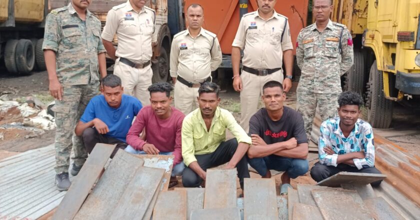 पूंजीपथरा पुलिस ने लोहा चोरी करने वाले संगठित गिरोह का किया पर्दाफाश, प्लांट से चोरी लोहे प्लेट के साथ पांच आरोपी गिरफ्तार