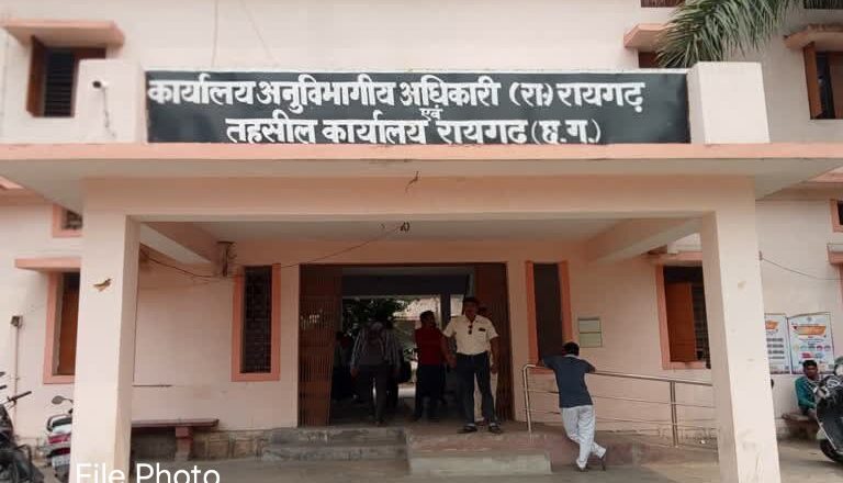 कोटवारी भूमि की बिक्री पर उठे गंभीर सवाल, पटवारी पर सरकारी नियमों से छल का आरोप, क्या जांच की आंच आला अधिकारियों तक पहुँचेगी?