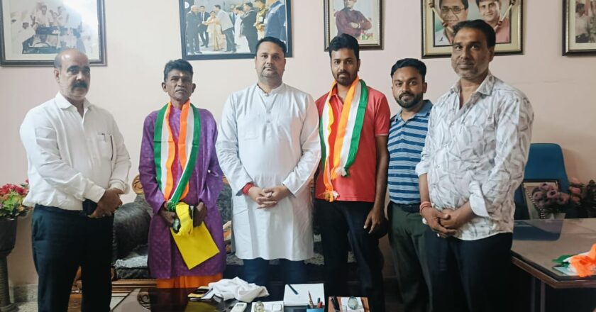 खरसिया में भाजपा के दिग्गज कार्यकर्ताओं ने थामा उमेश पटेल का हाथ, राजनीति में मचा हलचल