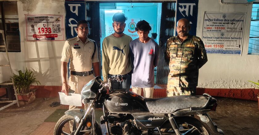 सघन जांच अभियान में घरघोड़ा पुलिस की बड़ी कामयाबी : चोरी की बाइक के साथ दो शातिर आरोपी गिरफ्तार, लूट-चोरी के पुराने मामलों में रहे संलिप्त