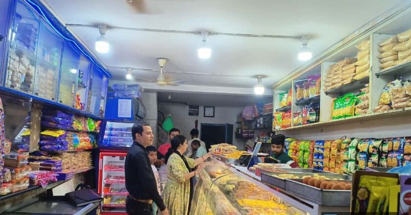 खाद्य सुरक्षा विभाग की टीम ने रायगढ़ में लिए मिठाई के नमूने