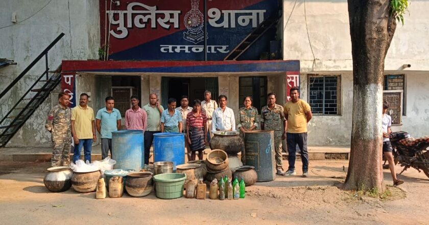 तमनार में अवैध शराब पर ताबड़तोड़ कार्रवाई : 6 आरोपियों से 399 लीटर अवैध महुआ शराब जप्त, तमनार पुलिस-साइबर सेल की संयुक्त टीम ने ध्वस्त की बड़ी शराब भट्टी