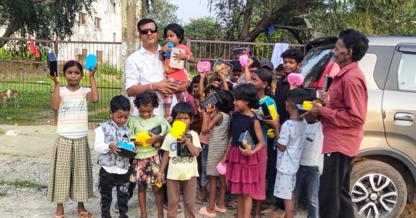 खरसिया में समाजसेवी राकेश केशरवानी ने बच्चों संग मनाई दीपावली, बांटी खुशियां और मुस्कानें