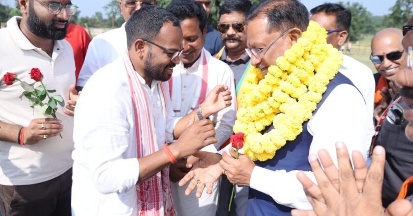 मुख्यमंत्री विष्णुदेव साय लैलूंगा के सिरकीनारा स्कूल ग्राउण्ड हेलीपैड पहुंचे, किया गया आत्मीय स्वागत