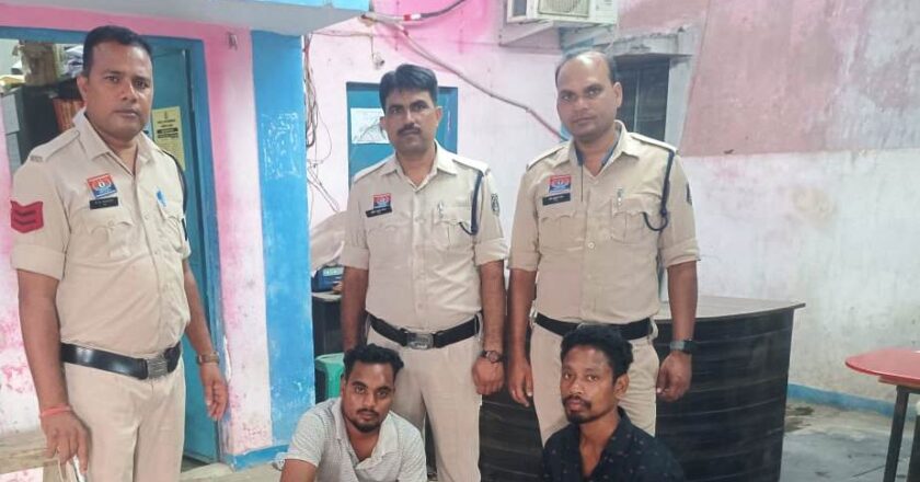 तलवार लहराकर लोगों को डराने वाले दो आरोपी गिरफ्तार — जूटमिल पुलिस ने आर्म्स एकट की कार्रवाई कर भेजा जेल