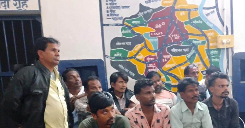 खम्हार इंदिरा आवास मोहल्ले में जुआ खेलते 14 आरोपी गिरफ्तार — नगद 20 हजार रुपये और ताश की गड्डी जब्त