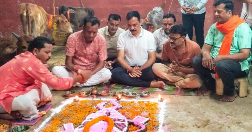 खरसिया गौ सेवा गौ धाम में भक्तिमय ‘गोवर्धन पूजा’, गौसेवक राकेश केशरवानी ने की गौवंश के कल्याण की कामना