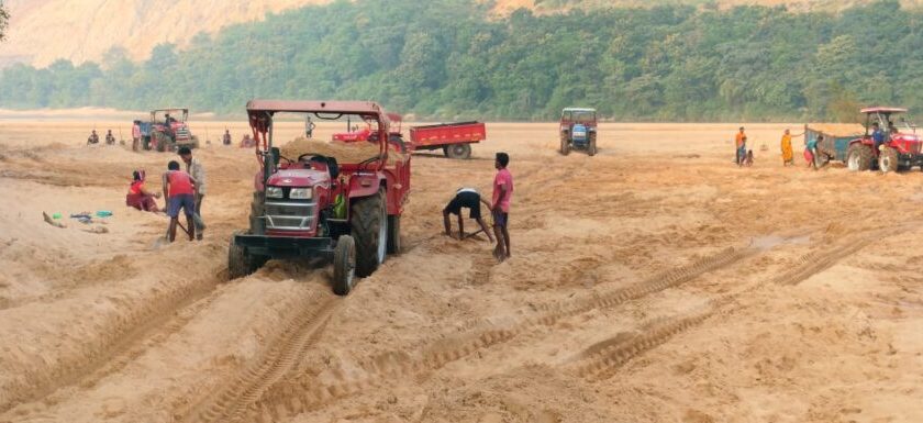 कब रुकेगा खरसिया के डेराडिह में रेत का अवैध खेल? आक्रोशित ग्रामीणों ने तत्काल कार्रवाई की मांग की