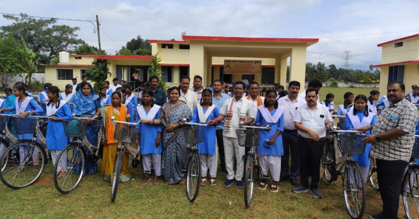 निःशुल्क सरस्वती सायकल योजना : कुड़ेकेला में 67 बालिकाओं को मिली सायकल
