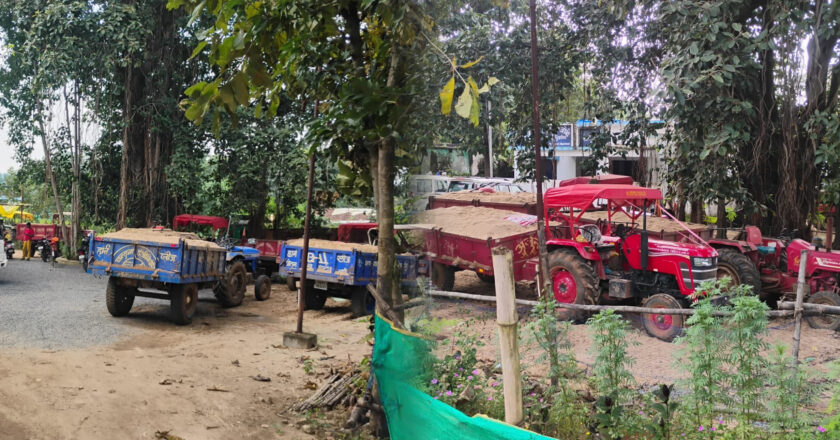 रेत के अवैध परिवहन पर जोबी पुलिस की कार्रवाई, मांड नदी से अवैध रेत परिवहन करते 9 ट्रैक्टर पकड़े