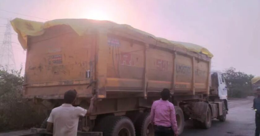 फ्लाईएश से ओवरलोड गाड़ियां चला रहा है सारडा एनर्जी, परिवहन विभाग ने पकड़े वाहन, सवा लाख का जुर्माना, जांजगीर के चंद्रा क्रशर में जा रहे थे वाहन