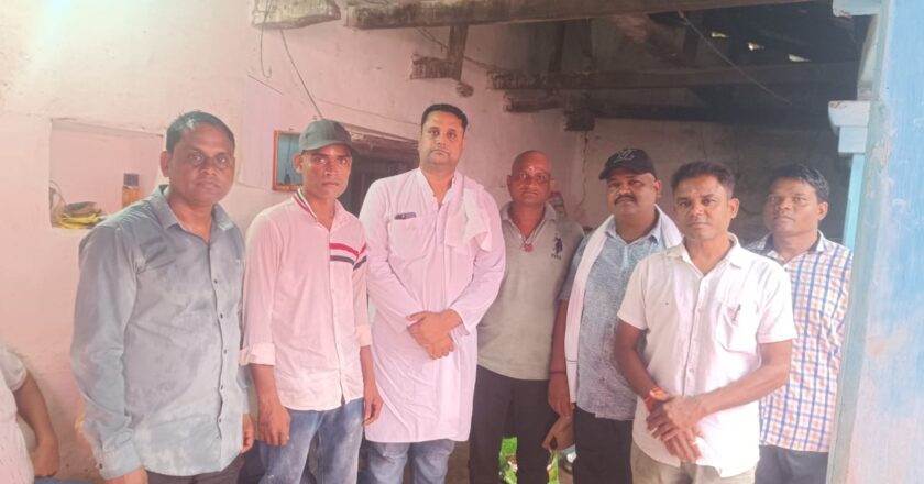 खरसिया विधायक उमेश पटेल पहुंचे ग्राम जुनवानी, स्व. ननकीबाबु पटेल के दशकर्म में शामिल होकर दी श्रद्धांजलि