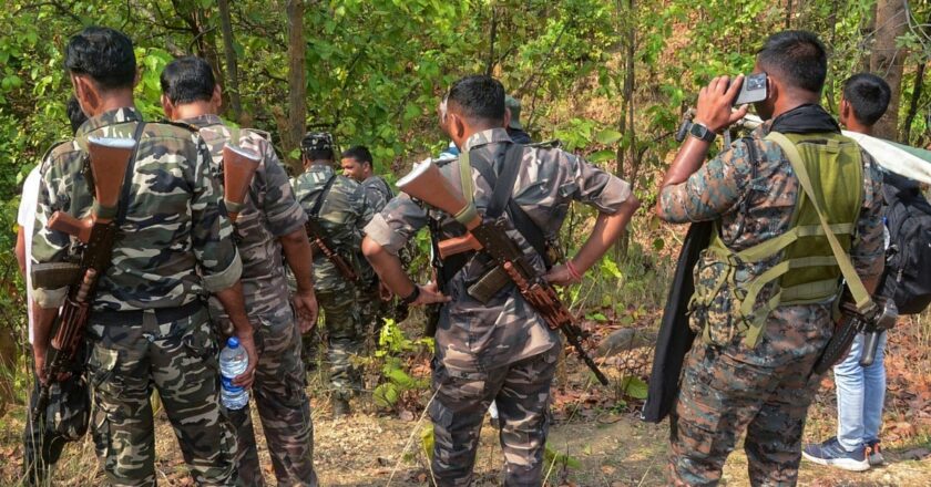 मारे जाने का खौफ, छत्तीसगढ़ में 7 महिला समेत 16 नक्सलियों का सरेंडर; 70 लाख का था इनाम