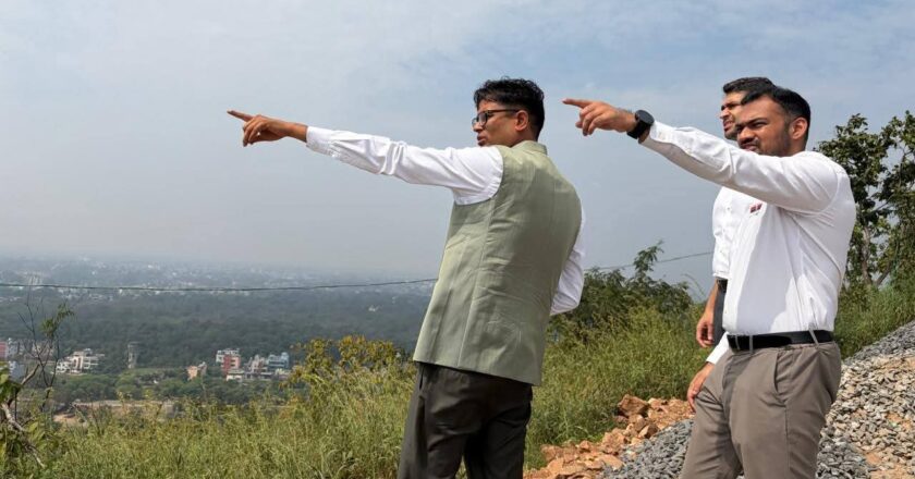 वित्त मंत्री ओपी चौधरी ने किया गजमार पहाड़ स्थित हनुमान मंदिर परिसर के सौंदर्यीकरण कार्यों का निरीक्षण