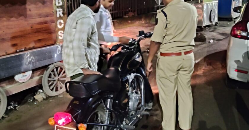 तेज़ आवाज़ और पटाखेदार, आग फेंकने वाले मॉडिफाई साइलेंसर लगे बुलेट चालकों का ट्रैफिक पुलिस ने काटा ₹5000-₹5000 का चालान