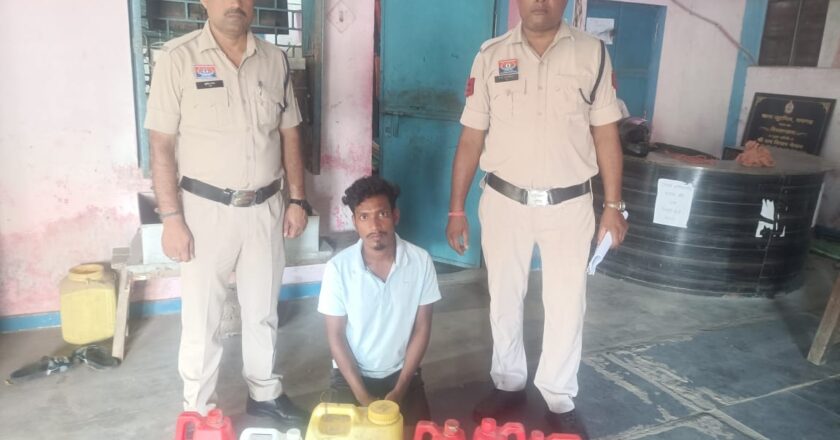 नेतनागर में अवैध शराब बनाने के ठिकाने पर जूटमिल पुलिस की दबिश, 40 लीटर महुआ शराब के साथ आरोपी गिरफ्तार