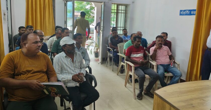 डीएसपी ट्रैफिक ने स्कूल वेन और ऑटो चालकों की ली बैठक, यातायात नियमों का पालन करने की दी