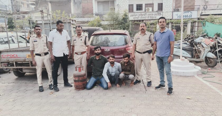 गोल्डन नेस्ट कॉलोनी चोरी का खुलासा : कोतवाली पुलिस ने तीन चोरों को पकड़ा, दो कार-एक्टिवा और जेवर समेत 6.51 लाख की बरामदगी