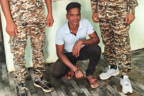 ग्राम खड़गांव में जोबी पुलिस ने महिला समिति के साथ की अवैध शराब पर छापेमारी