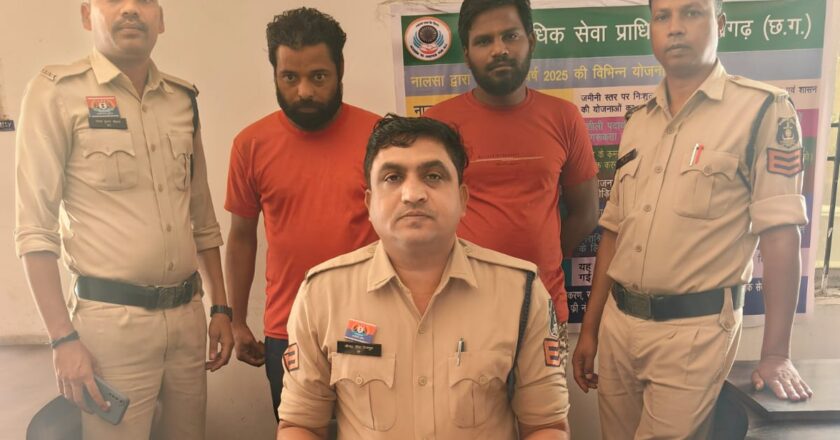मधुबनपारा चोरी के दो फरार आरोपियों को कोतवाली पुलिस ने पकड़ा, सोने-चांदी के जेवर, आईफोन और बाइक बरामद