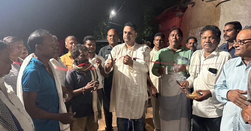 विकास की रफ्तार गांव-गांव तक — विधायक उमेश पटेल ने किया जनसंपर्क, बसंतपुर में छज्जायुक्त शेड का लोकार्पण